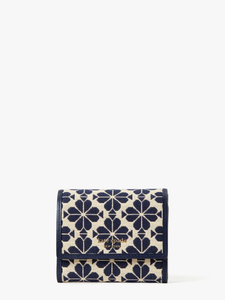 Kate Spade New Yorkで人気のお財布は、スペードフラワージャカード スモールジップウォレット